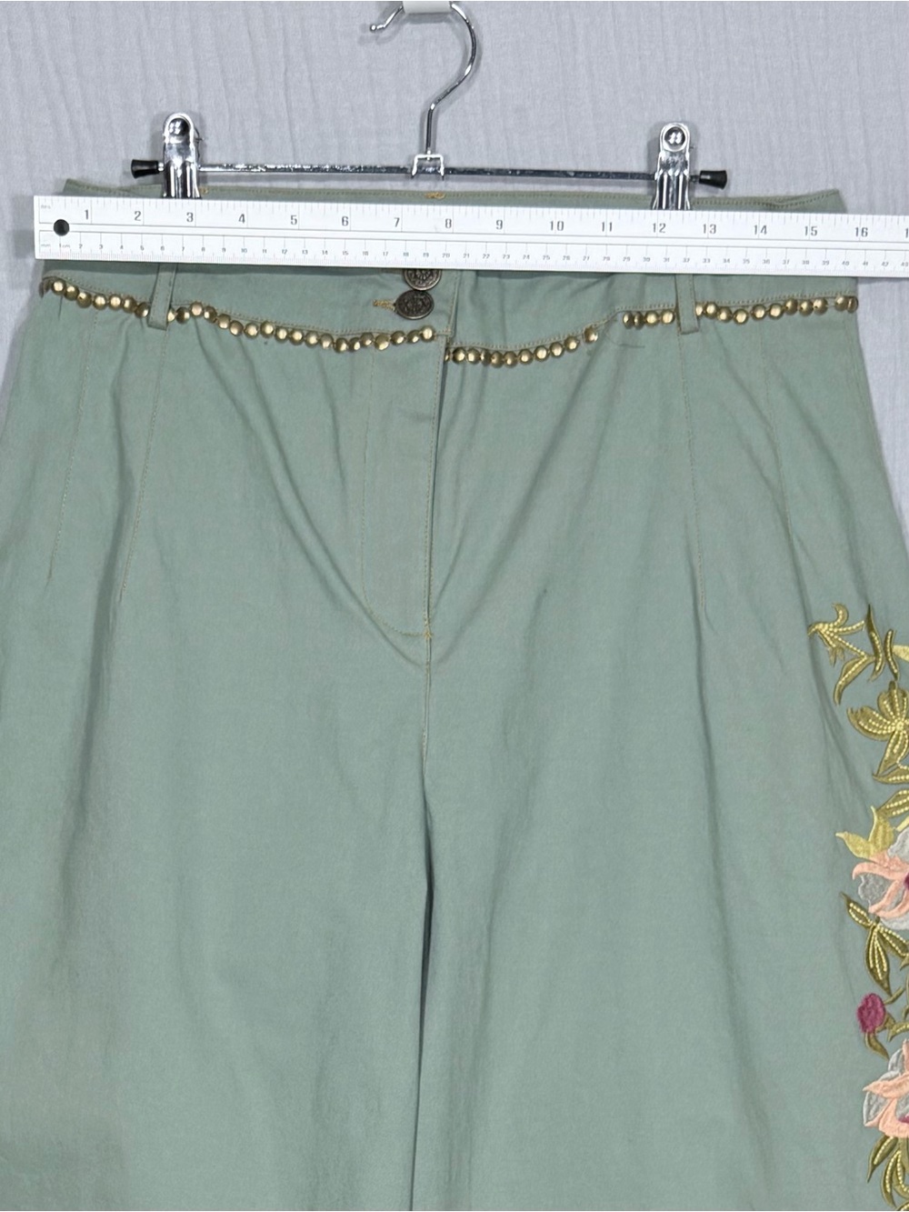Embroidered Wide-Leg Green Pants with Floral & Bird Detail - Picture 6 of 9